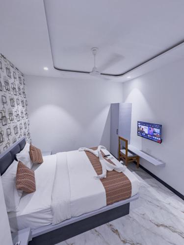 Hotel Flora Inn,,2 star