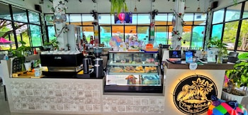 Tiny Island Lake Lodge,,3 star