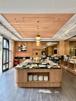 the quarter saphan khwai by uhg