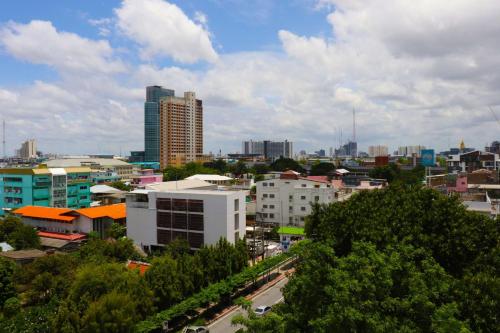 the quarter saphan khwai by uhg
