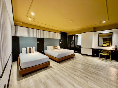 the quarter saphan khwai by uhg