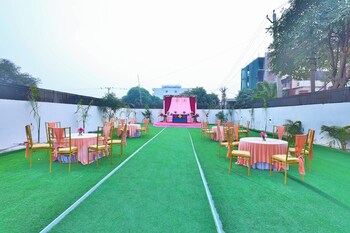 orsom stays sassy sector 53