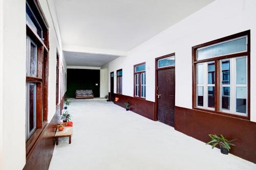 Spot On Hotel Lakshya Ghatampur,,2 star