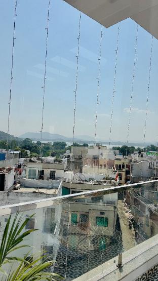 hotel pushp sara lake view