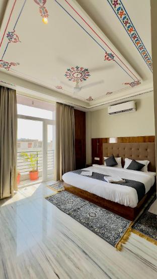 hotel pushp sara lake view