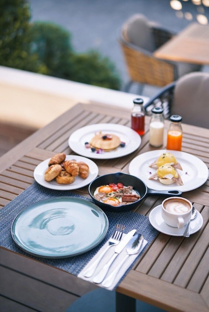 march hotel and suite chiang mai