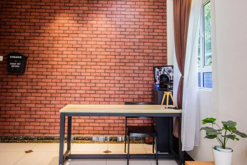 surprised homestay by ubook