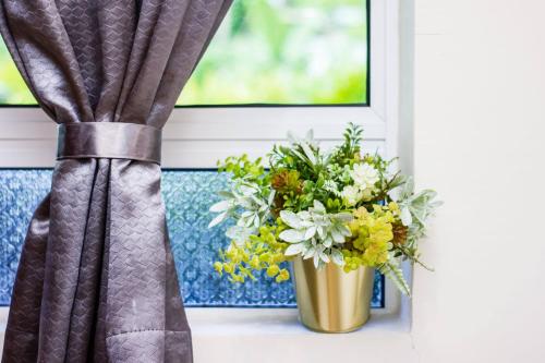 surprised homestay by ubook