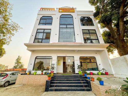 raghuveer sadan near ram mandir 10 min walk