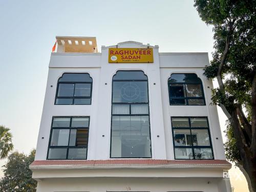 raghuveer sadan near ram mandir 10 min walk