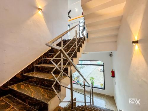 raghuveer sadan near ram mandir 10 min walk