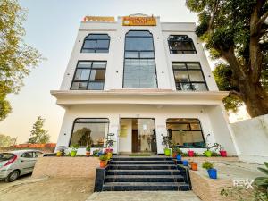 raghuveer sadan near ram mandir 10 min walk