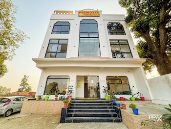 raghuveer sadan near ram mandir 10 min walk