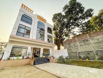 raghuveer sadan near ram mandir 10 min walk