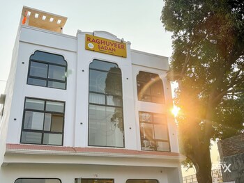 raghuveer sadan near ram mandir 10 min walk