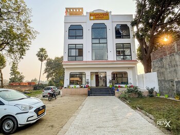 raghuveer sadan near ram mandir 10 min walk