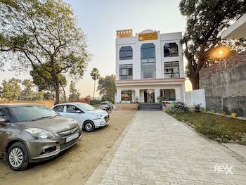 raghuveer sadan near ram mandir 10 min walk