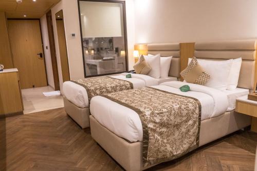 click collection lucknow