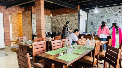 ibex resorts valparai tale rock