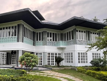 the postcard in the durrung tea estate