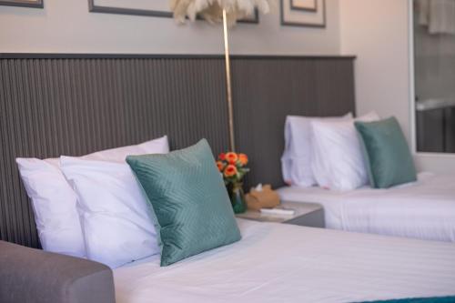 best time pool suites