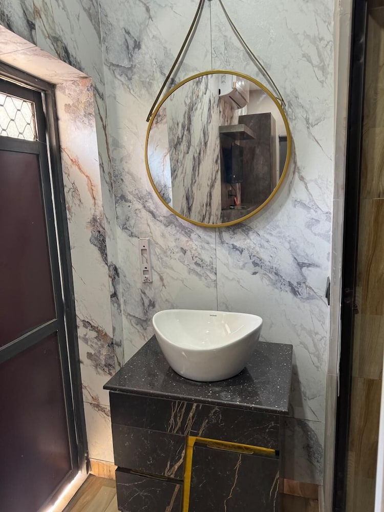 the farmhouse cafe and lounge