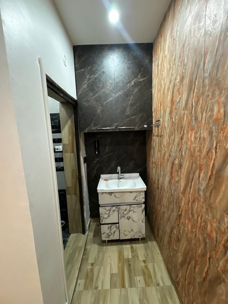 the farmhouse cafe and lounge