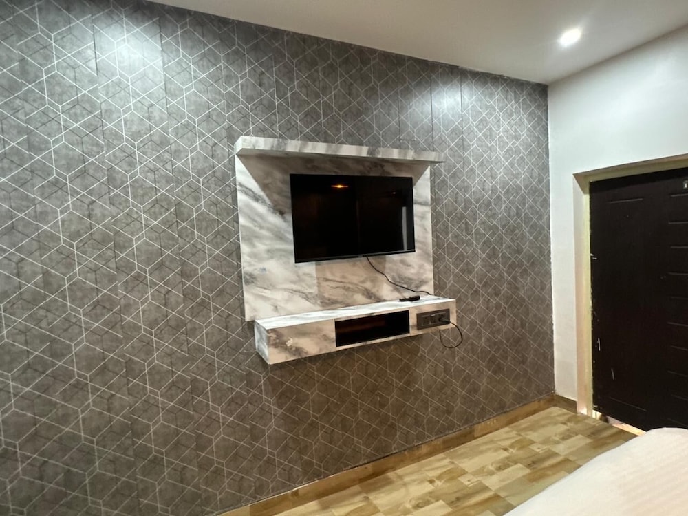 the farmhouse cafe and lounge