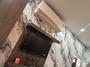 the farmhouse cafe and lounge