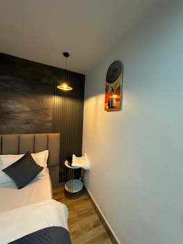 the farmhouse cafe and lounge