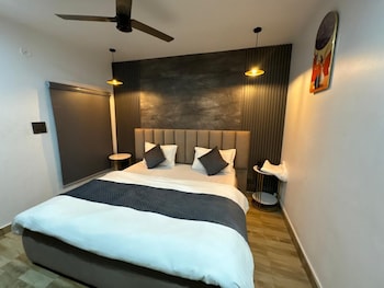 the farmhouse cafe and lounge