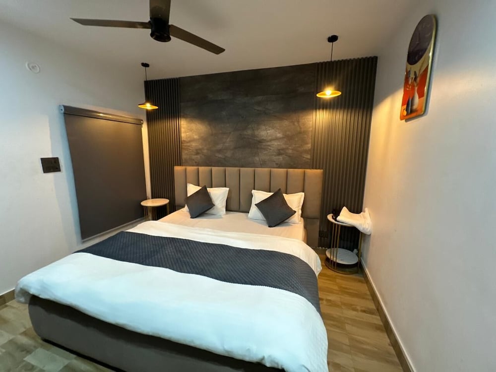 the farmhouse cafe and lounge