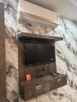 the farmhouse cafe and lounge