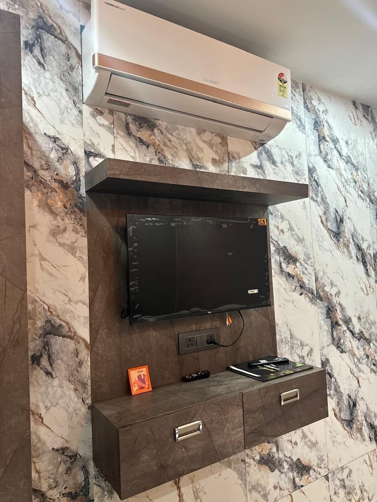 the farmhouse cafe and lounge