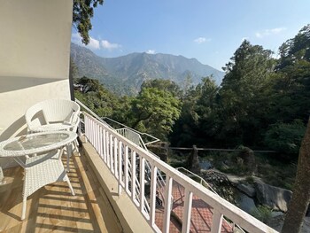 the farmhouse cafe and lounge