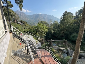 the farmhouse cafe and lounge