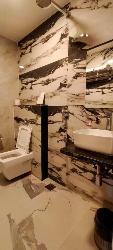 hotel varuna grand