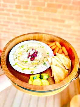 The Well Hotel & Taproom,,2 star