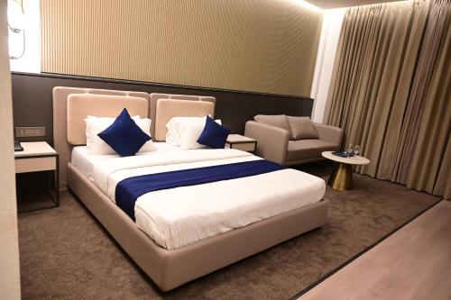 Club Charholi,,3 star