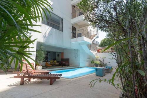 journeyhub sukhumvit 26 bangkok