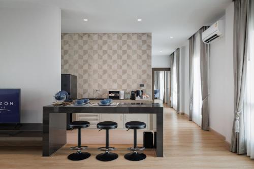 the horizon groove hotel