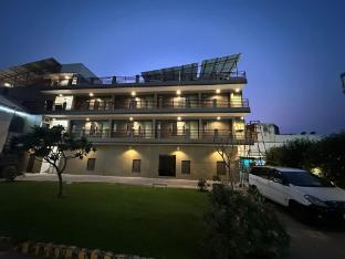 Kiran Banaras,,2 star