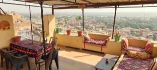 nomadic backpackers hostel