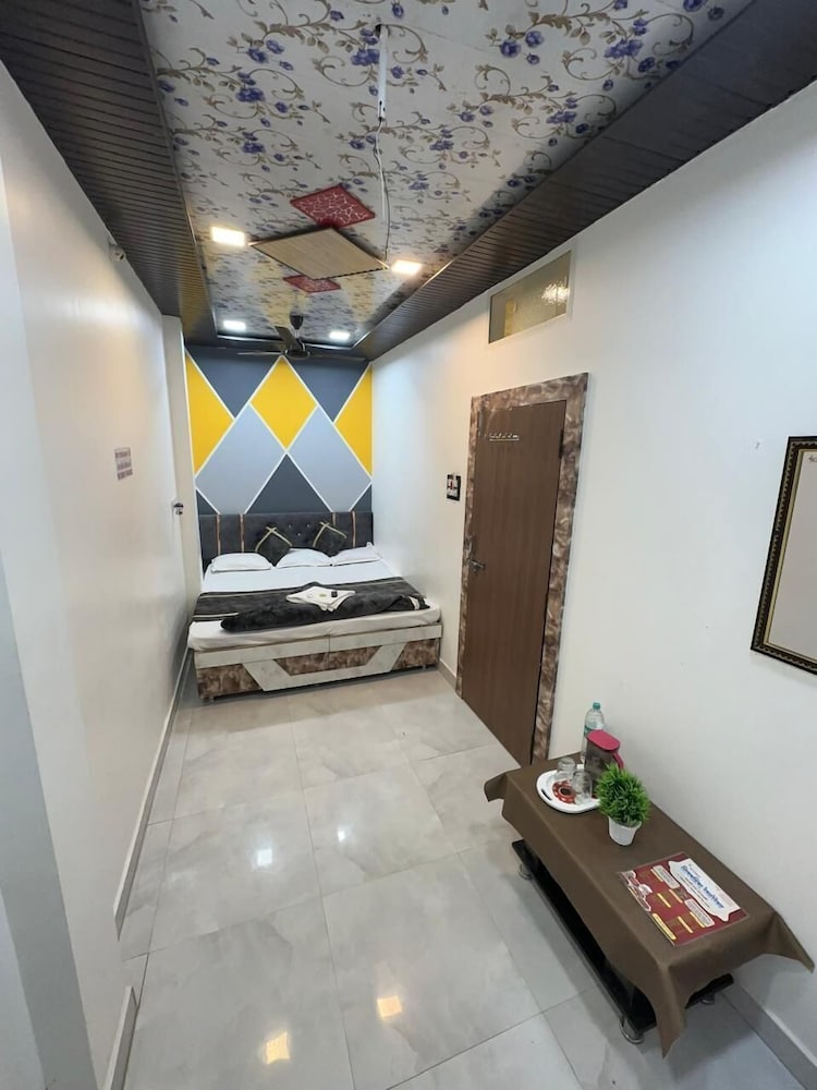 hotel gurukripa guest house