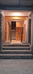 the venus live like a local