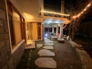 the venus live like a local