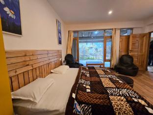 the venus live like a local