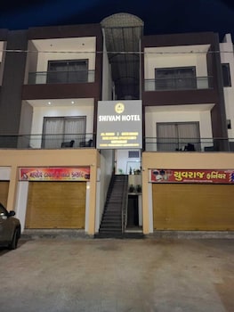 shivam hotel madhavpur
