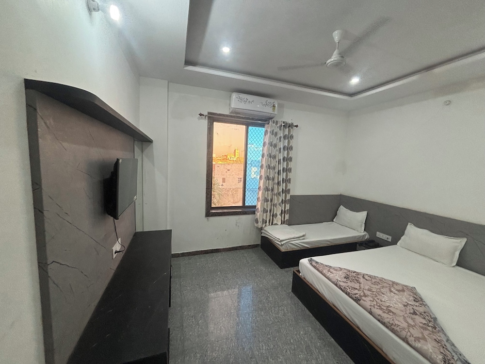 hotel ishwar palace