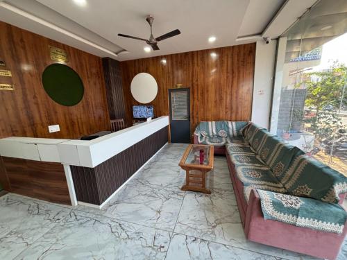 Hotel Ishwar Palace,,3 star